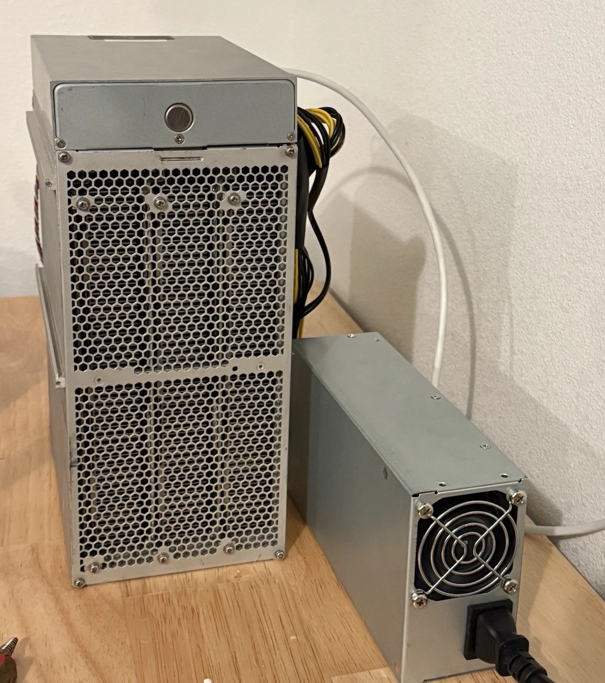 Bitmain Antminer Z15 ZEC Equihash ASIC 420k Sol/s with Power Supply
